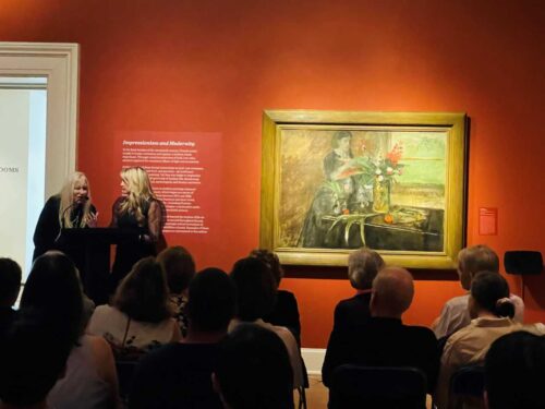 Les deux auteures devant le portrait de la belle-soeur et cousine d'Edgar Degas