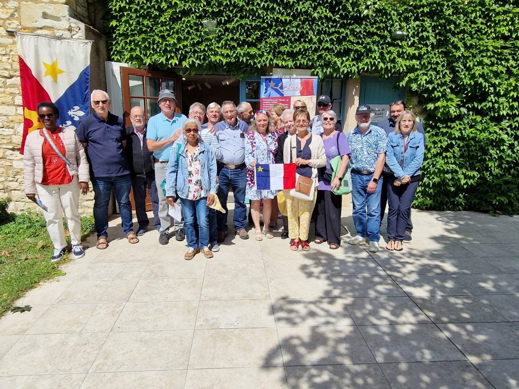 L'association France Louisiane Franco-Americanie en visite à la maison de l'Acadie à la  Chaussée près de Loudun dans la Vienne.